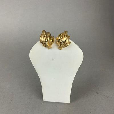 S689 14k Modern Form Clip Earrings