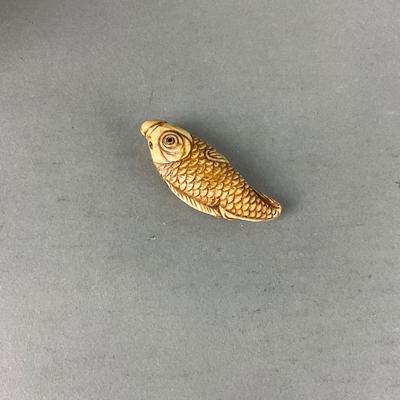 S808 Vintage Bone Carved Koi Fish Snuff Bottle