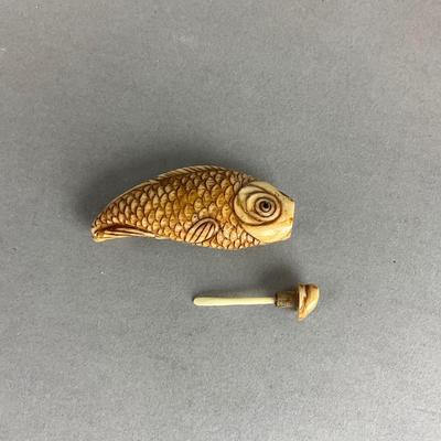 S808 Vintage Bone Carved Koi Fish Snuff Bottle
