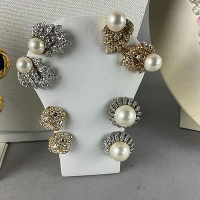 S825 Large Lot of Vintage CINER Necklace and Earrings