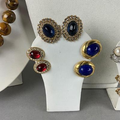 S825 Large Lot of Vintage CINER Necklace and Earrings