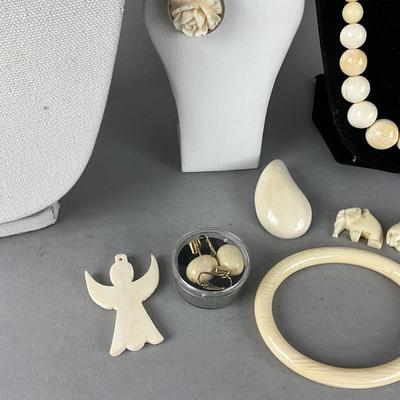 S831 Vintage Bone Jewelry Lot