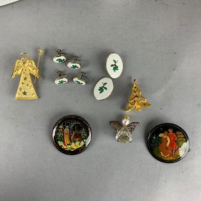 S832 Russian Painted Pin with Christmas Jewelry