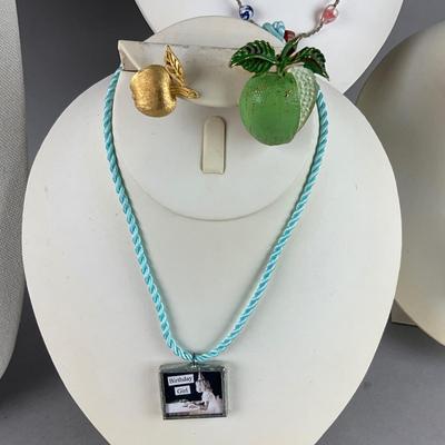 S836 Multi colored Costume Jewelry Necklace and Brooch Lot