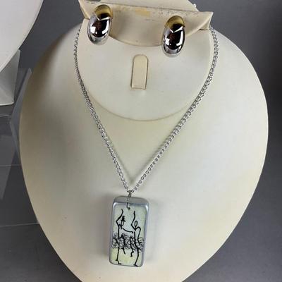 S836 Multi colored Costume Jewelry Necklace and Brooch Lot