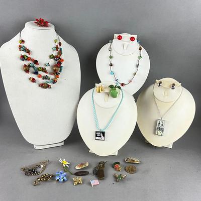 S836 Multi colored Costume Jewelry Necklace and Brooch Lot