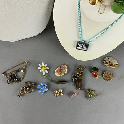 S836 Multi colored Costume Jewelry Necklace and Brooch Lot