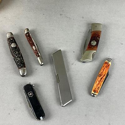 S839 Vintage Boyscout Sash, Badges, and Pen Knives