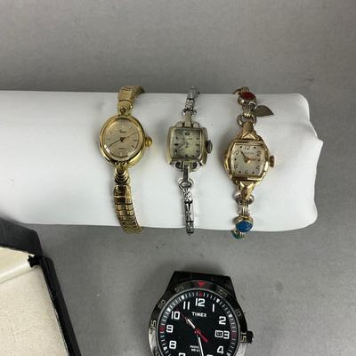 S842 Lot of Men's and Women's Vintage Wristwatches