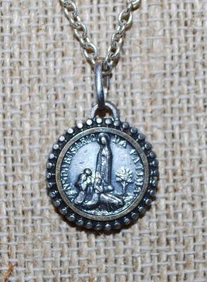 "liz & co." Brand FATIMA NECKLACE "Terrade Fatima" with a Lobster Clasp and Silver Tone Necklace Chain 16" L