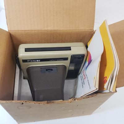 LOT 38: Vintage Kodak Pleaser Instant Camera with Manual & Box