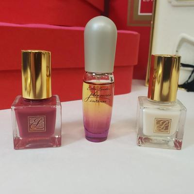 LOT 39: Estee Lauder Parfum Atomizer & Beauty Set New in Box