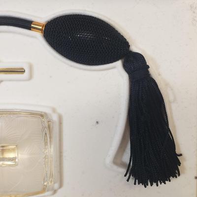 LOT 39: Estee Lauder Parfum Atomizer & Beauty Set New in Box