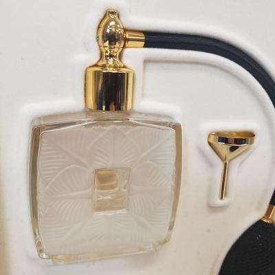 LOT 39: Estee Lauder Parfum Atomizer & Beauty Set New in Box