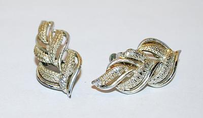 Silver Tone Dimpled LEAVES EARRINGS Set with SNAP Clasp
