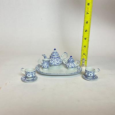 Z787 Department 56 Demitasse Porcelain Tea Set