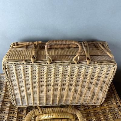 M905 Set Of Three Lidded Wicker Baskets