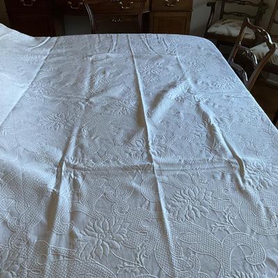 B851 Large White 8' Round Matelassé Tablecloth
