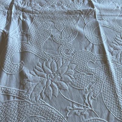 B851 Large White 8' Round Matelassé Tablecloth