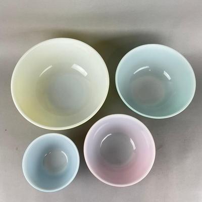 K924 Set Of Four Vintage Colored Pyrex Mixing Bowls