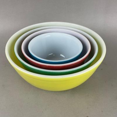 K924 Set Of Four Vintage Colored Pyrex Mixing Bowls