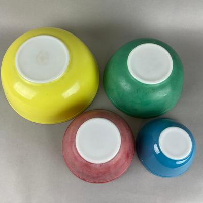 K924 Set Of Four Vintage Colored Pyrex Mixing Bowls
