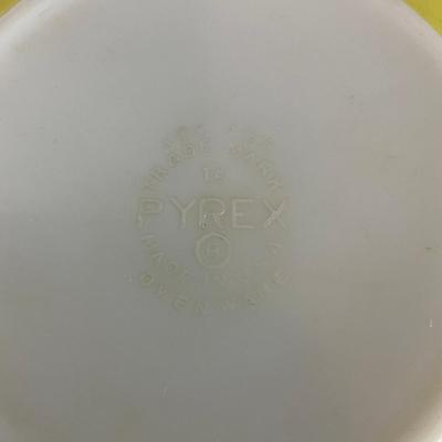 K924 Set Of Four Vintage Colored Pyrex Mixing Bowls