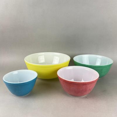 K924 Set Of Four Vintage Colored Pyrex Mixing Bowls
