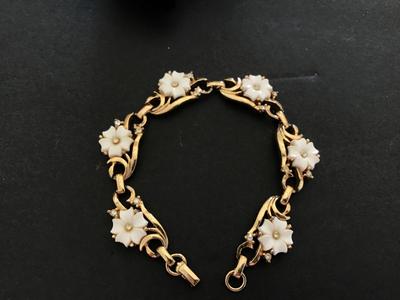 Vintage lucite Rhinestones Daisy Bracelet