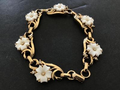 Vintage lucite Rhinestones Daisy Bracelet