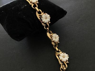 Vintage lucite Rhinestones Daisy Bracelet