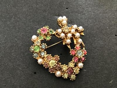 Gorgeous Petite Rhinestone Pearl heart Brooch