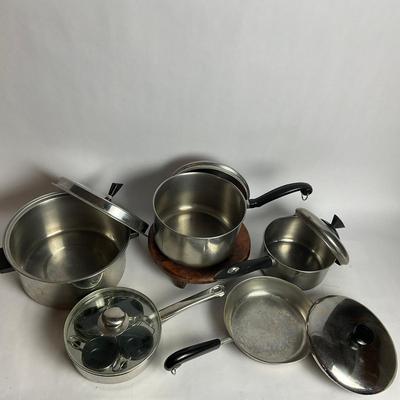 G953 Assortment Of Pots