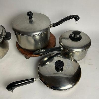 G953 Assortment Of Pots