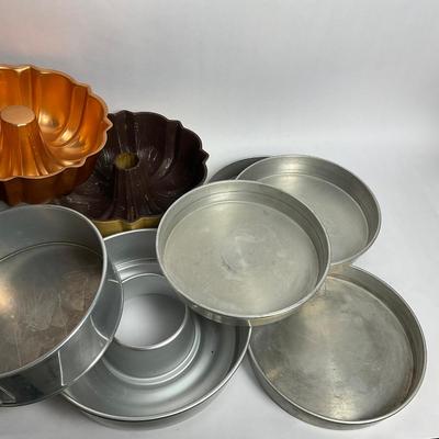 G958 Lot Of Assorted Baking Molds
