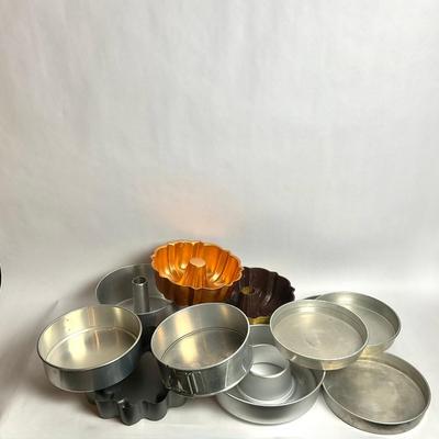 G958 Lot Of Assorted Baking Molds