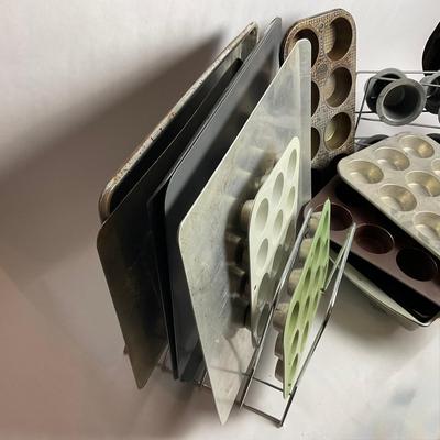 G959 Lot Of Baking Sheets & Cupcake Molds