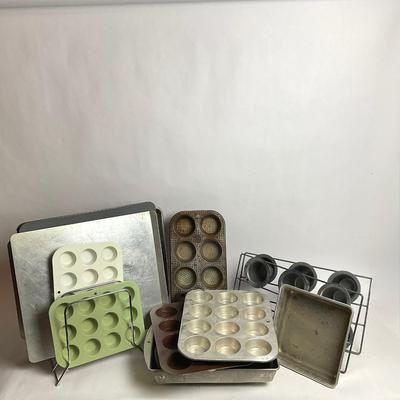 G959 Lot Of Baking Sheets & Cupcake Molds