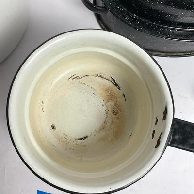 G960 Enamel Pots And Small Roaster Lot