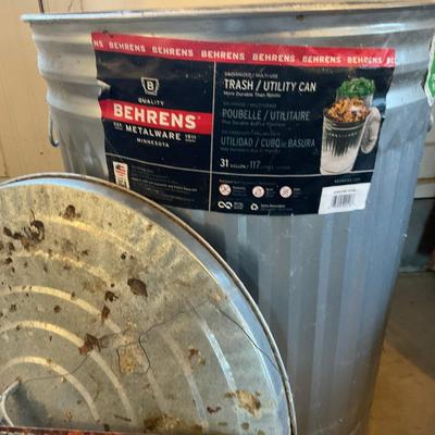 G969 31 Gallon Galvanized Utility Can With Bird Feeder Inside Feed Scooper.