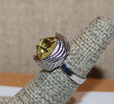 Size 5¾ Light YELLOW Beveled Clear Round Glass Stone RING in a Silver Tone Swirled "NEST" and Silver Tone Band (7.0g)