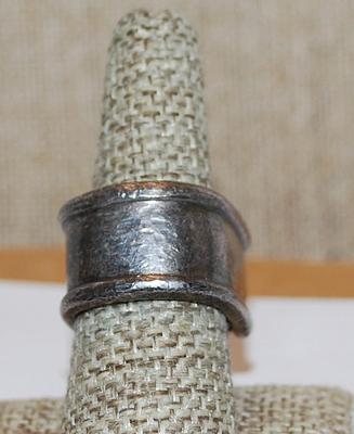 Size 8 Marked "NINE WEST STAR" RING with Pink Square Line Designed Insert and Heavy Solid Metal Band (18.9g)