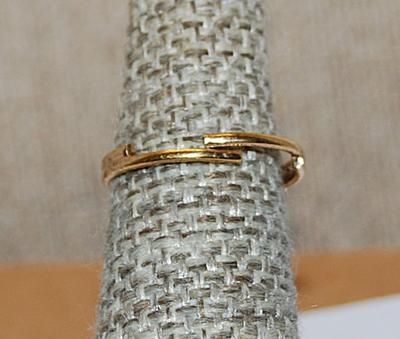 Size 5-6 Adjustable Bright Gold Colored "FLOWER" RING with Single PURPLE Center Stone and Gold Tone Adjustable Band (1.9g)