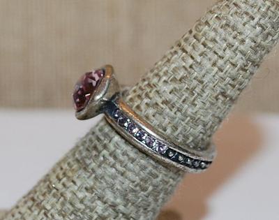 Size 6 Marked "AMANDA ALEC" - Vintage Light PURPLE Beveled Glass Stone RING with Pink Stones on Silver Tone Band (5.0g)