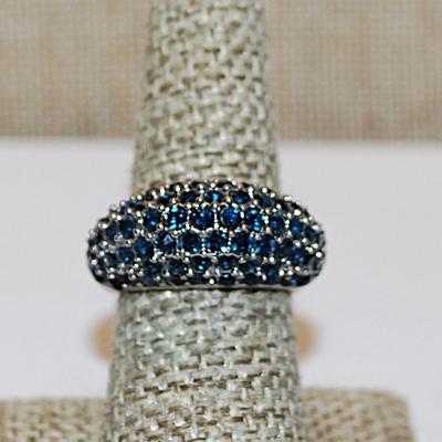 Size 8 Rows of Deep Blue Stones PARTY RING with a Silver Tone SEGMENTED Band (11.5g)