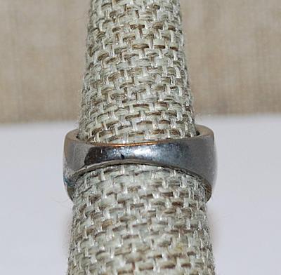 Size 6½ Black Enamel RING with Segments and Slanted Rows of Clear Stones on a Silver Tone Band (9.7g)