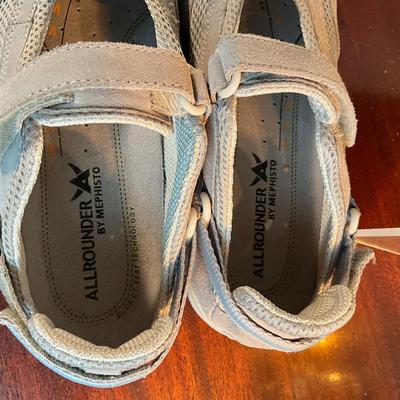 M889 Four Pairs of Ladies Shoes SAS, ARAVON, MEPHISTO