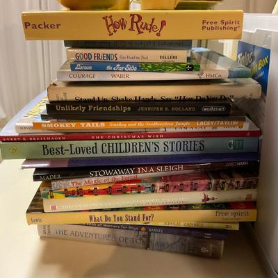 Z993 Large Children Toys/Books Lot