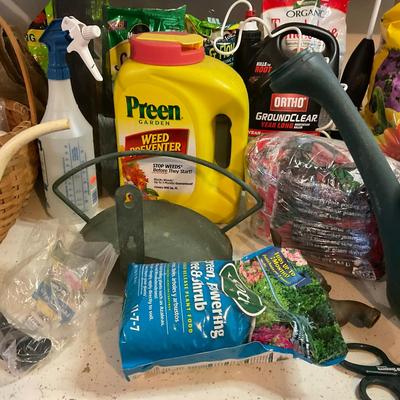 G997 Huge Lot Of Garden & Gardening Accessories