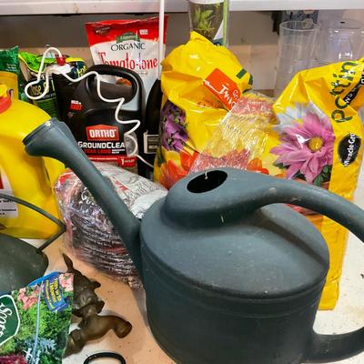 G997 Huge Lot Of Garden & Gardening Accessories